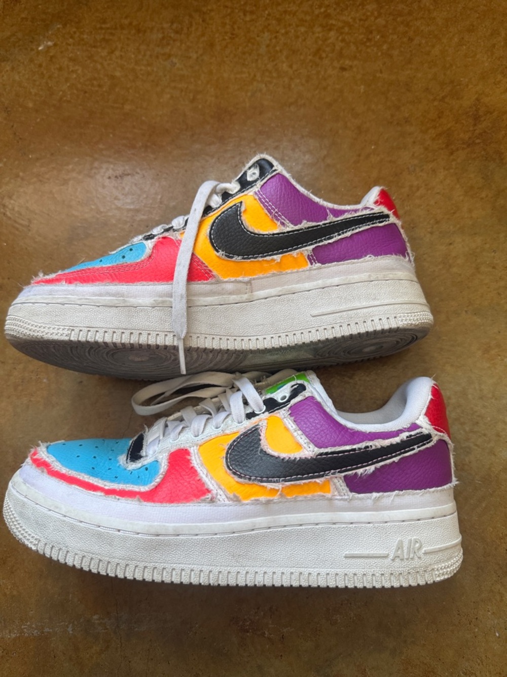 Nike "Tear Away" sneakers, such as the Air Force 1
'Reveal', - Picture 3 of 4